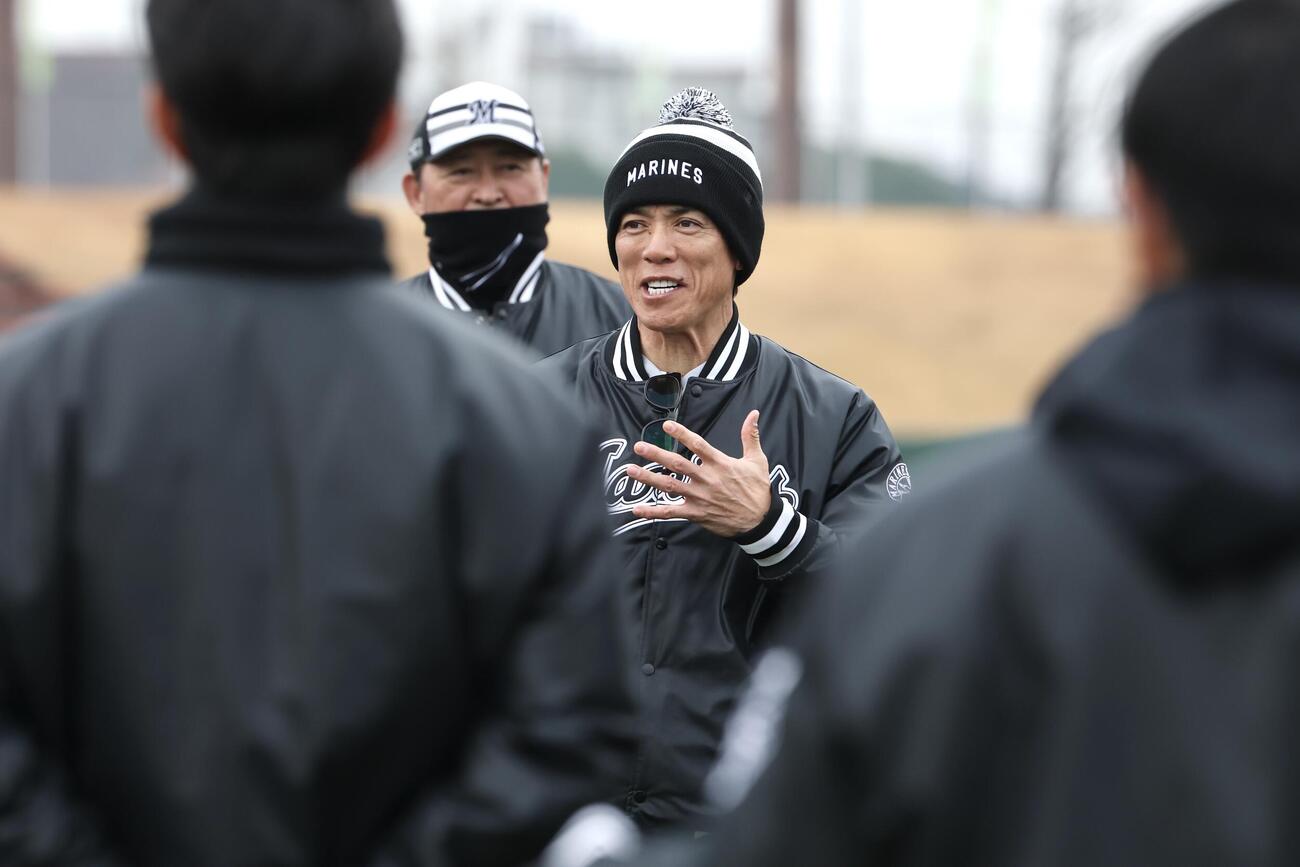 練習前、選手たちに言葉をかけるロッテ松井臨時コーチ（撮影・宮地輝）