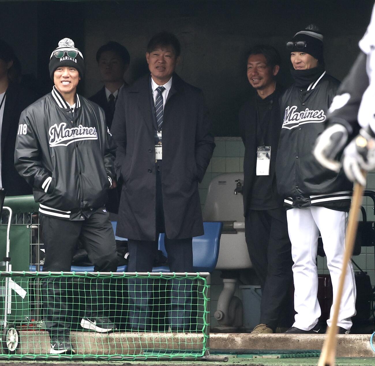練習を見つめるロッテ松井臨時コーチ、福留氏、鳥谷氏、西岡チーフ打撃兼走塁コーチ（撮影・宮地輝）