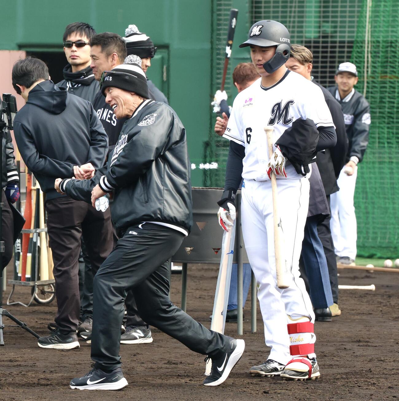 ロッテ松井臨時コーチ（左）の指導を受ける西川（撮影・宮地輝）