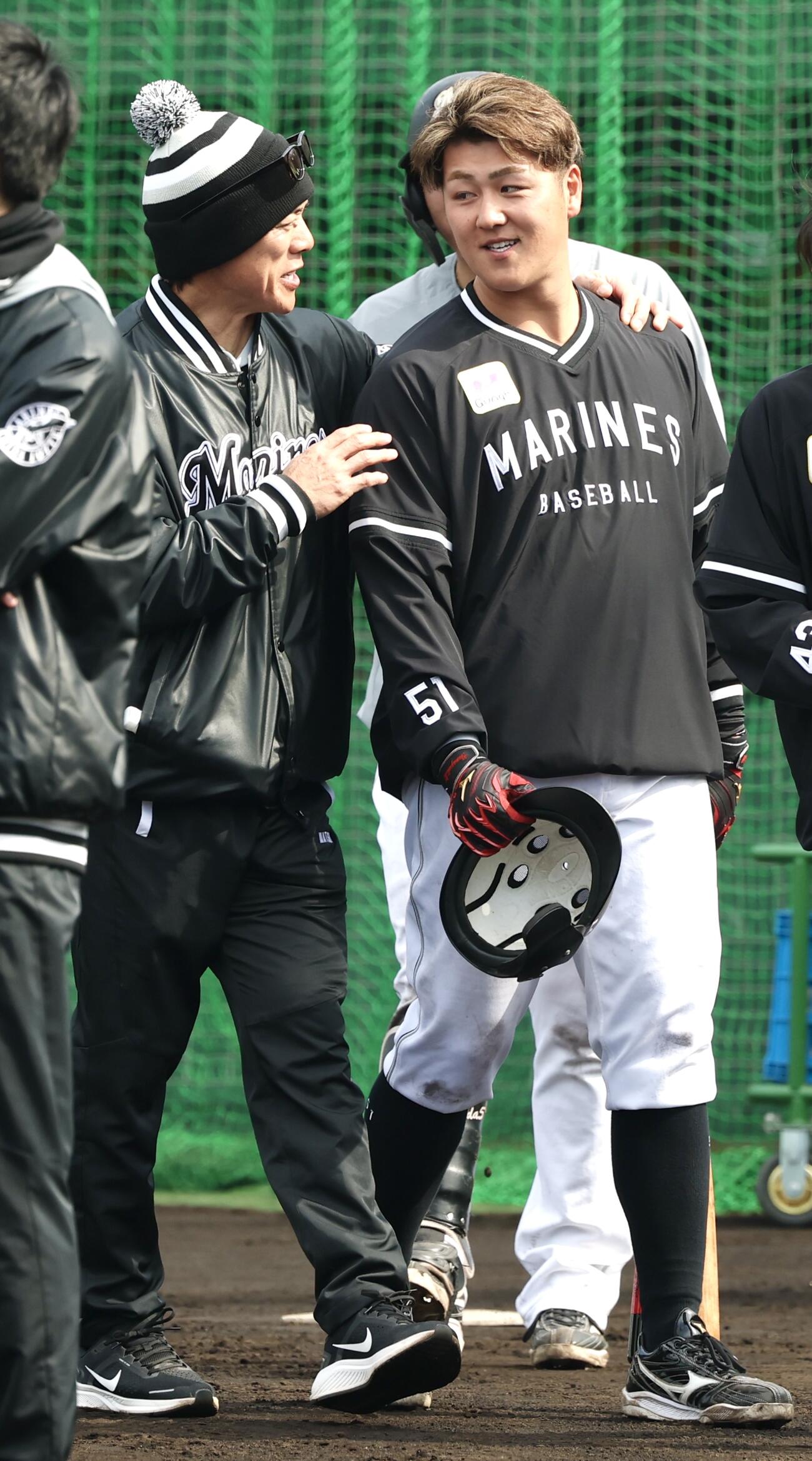言葉を交わすロッテ松井臨時コーチ（左）と山口（撮影・宮地輝）