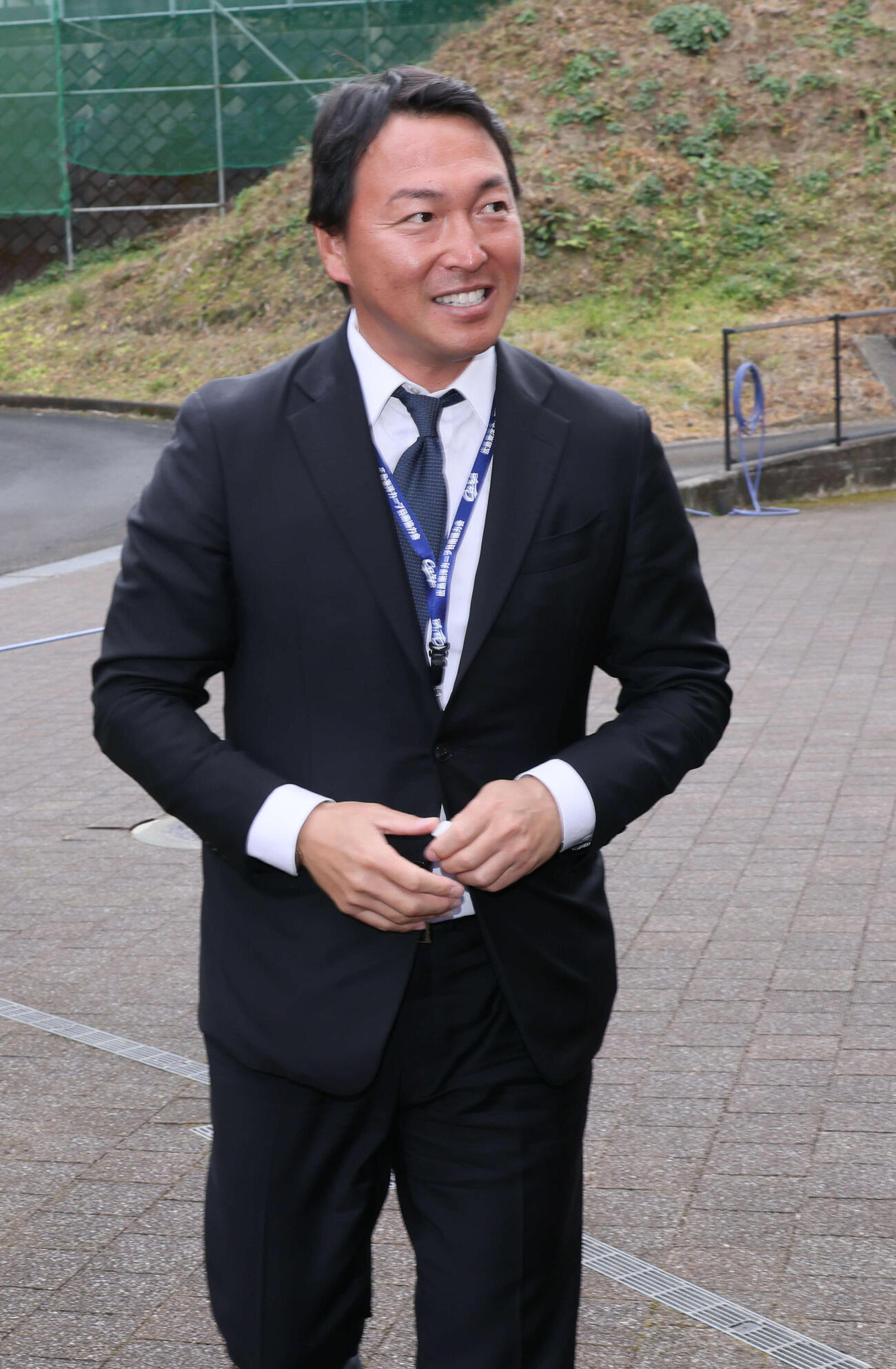 みやざき地頭鶏を焼く広島ファビアンとモンテロに報道陣の後ろに隠れて挨拶した長野久義氏（撮影・加藤孝規）