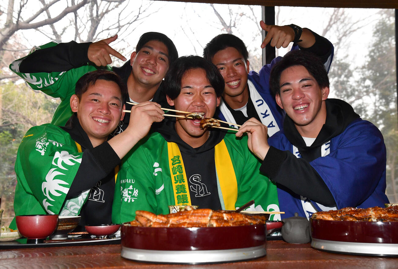 キャンプ休日、うなぎを堪能したソフトバンク稲川（中央）、鈴木豪（手前左）、高橋（手前右）、大矢（後列左）、鈴木貴（撮影・岩下翔太）