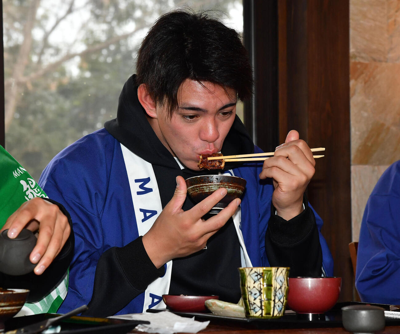 キャンプ休日、うな重を堪能するソフトバンク高橋（撮影・岩下翔太）