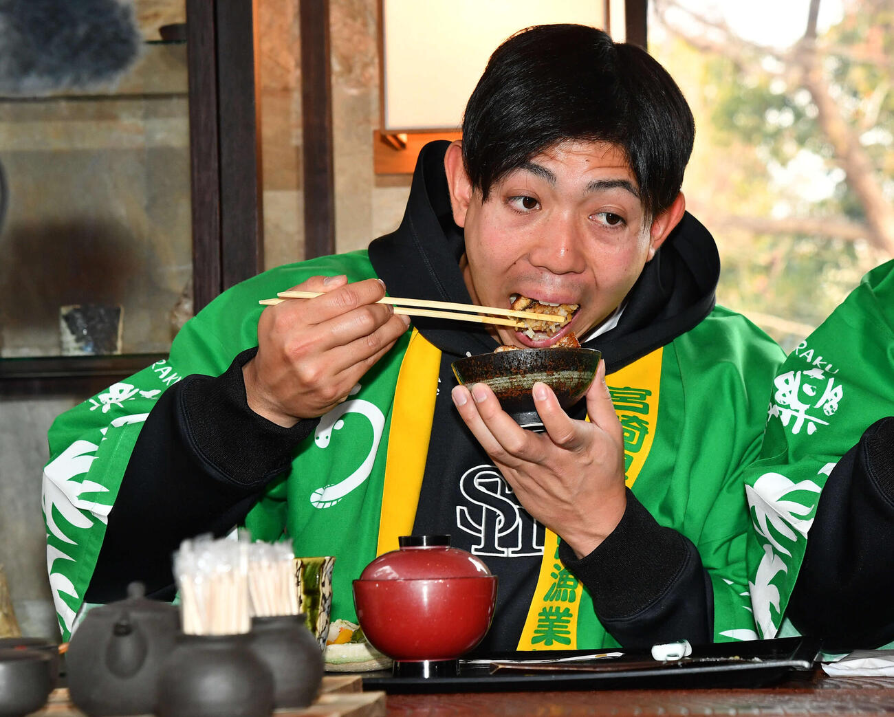 キャンプ休日、うな重を堪能するソフトバンク大矢（撮影・岩下翔太）