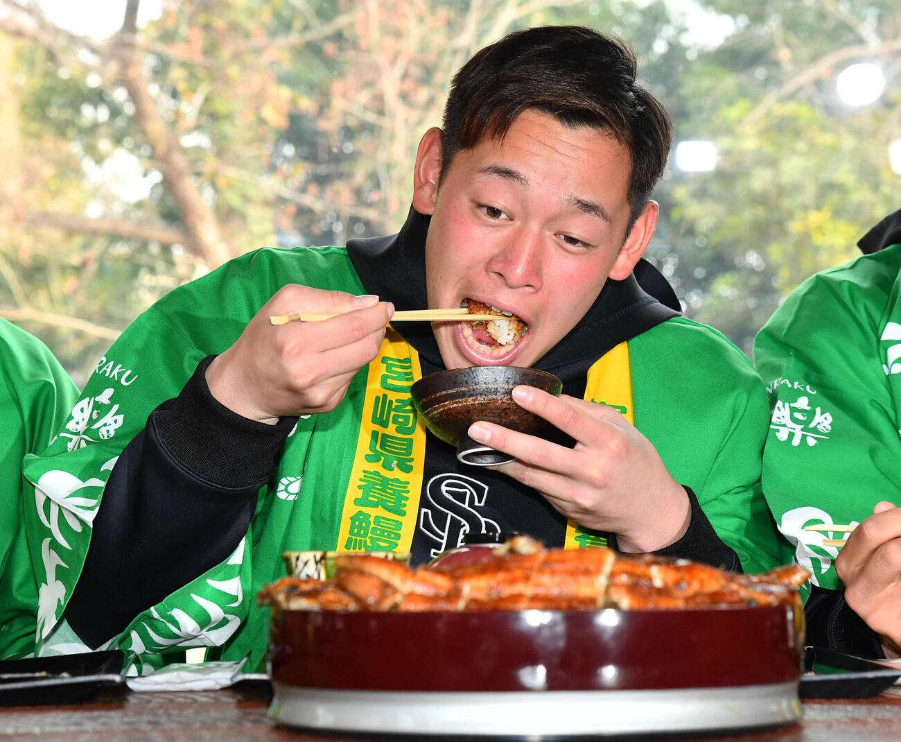 キャンプ休日、うな重を堪能するソフトバンク鈴木豪（撮影・岩下翔太）