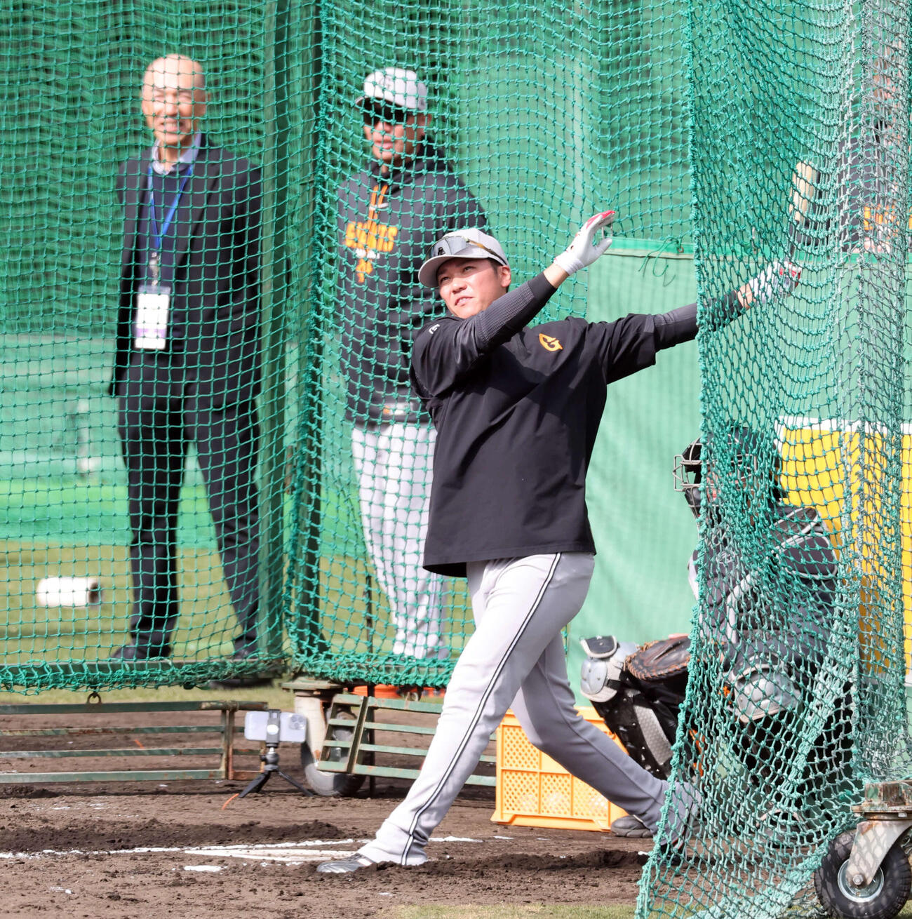 ランチ特打する巨人坂本勇。後方は和田一浩氏と阿部監督（撮影・浅見桂子）