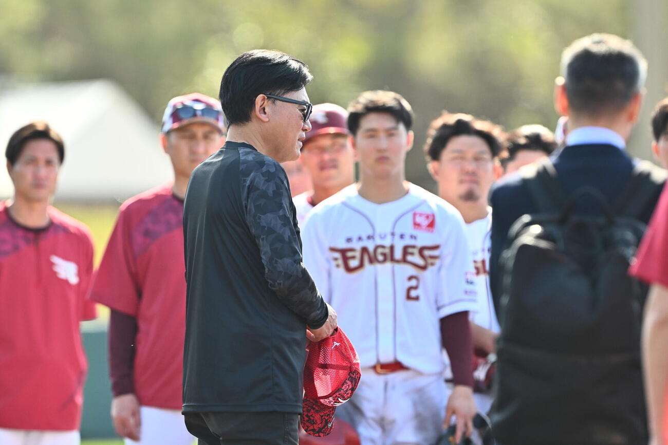 選手たちに訓示する楽天三木谷浩史オーナー（撮影・滝沢徹郎）