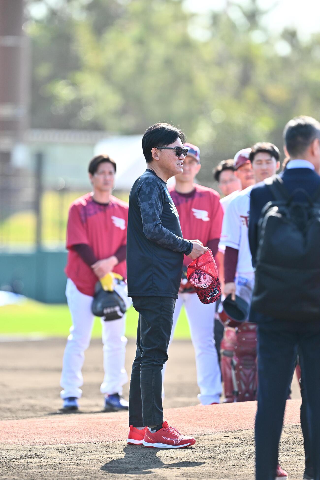 選手たちに訓示する楽天三木谷浩史オーナー（撮影・滝沢徹郎）