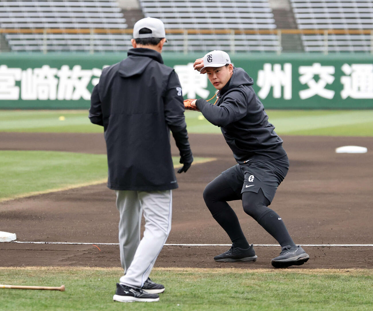 早出練習をする巨人荒巻（撮影・浅見桂子）
