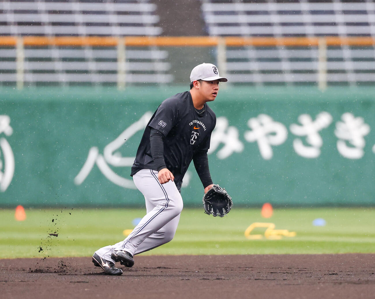 早出で雨の中守備練習をする巨人石塚（撮影・増田悦実）