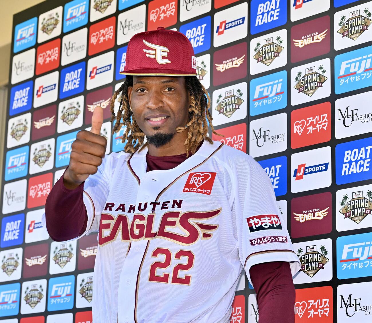 入団会見でポーズを決める楽天ウレーニャ（撮影・滝沢徹郎）