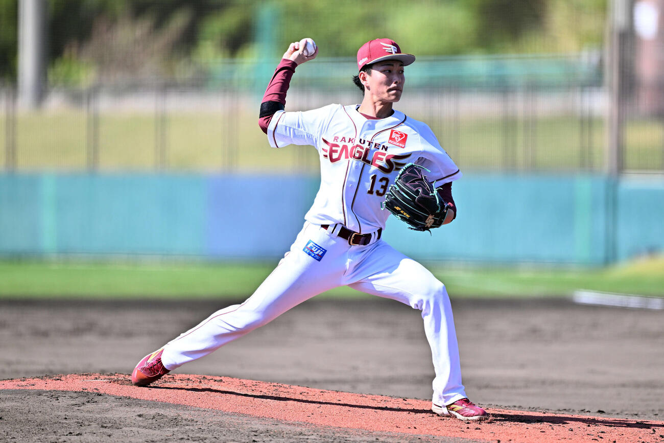 投内連係する楽天藤原（撮影・滝沢徹郎）