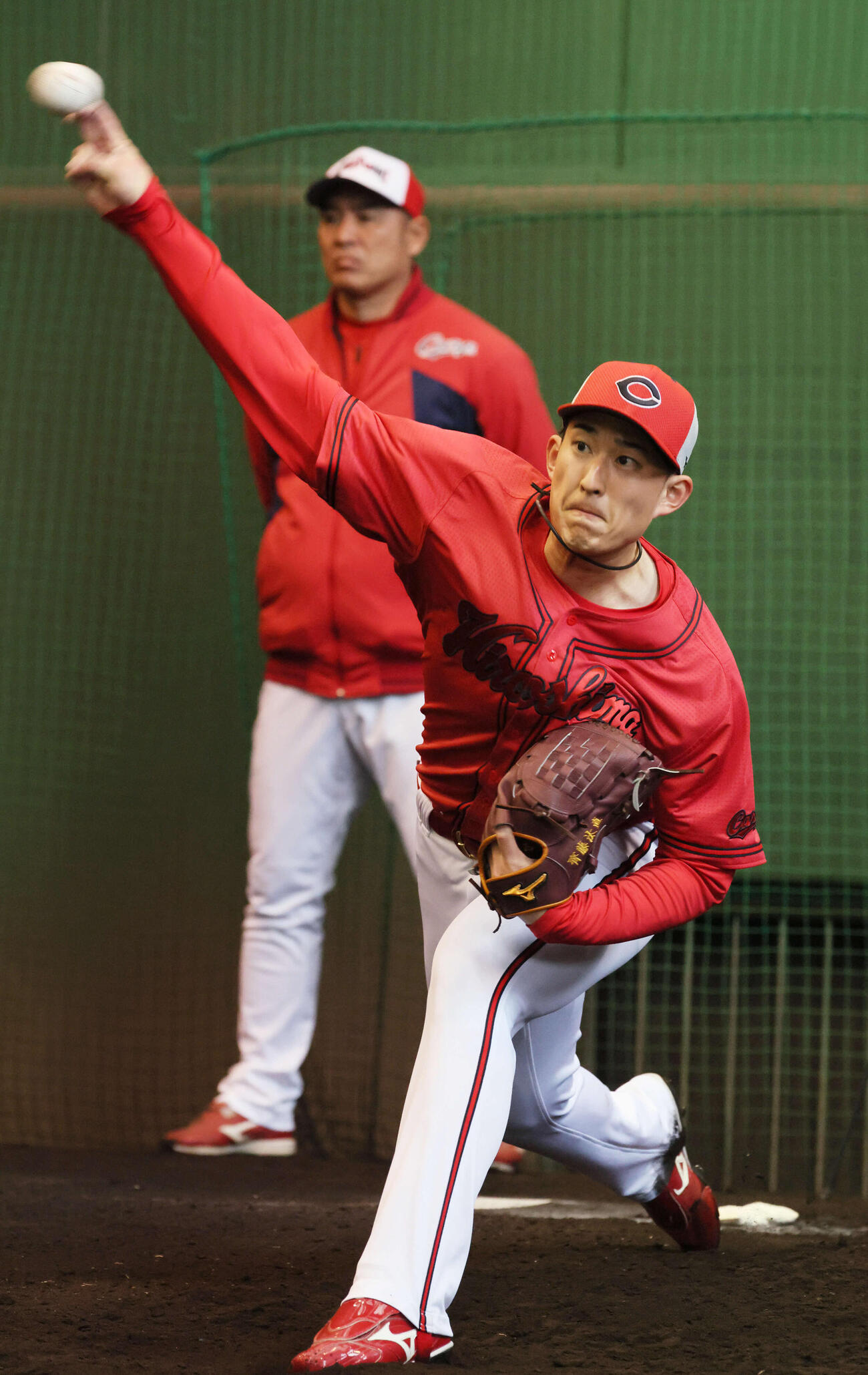 ブルペンで投げる広島ドラフト2位の斉藤汰。後ろは菊地原投手コーチ（撮影・加藤孝規）