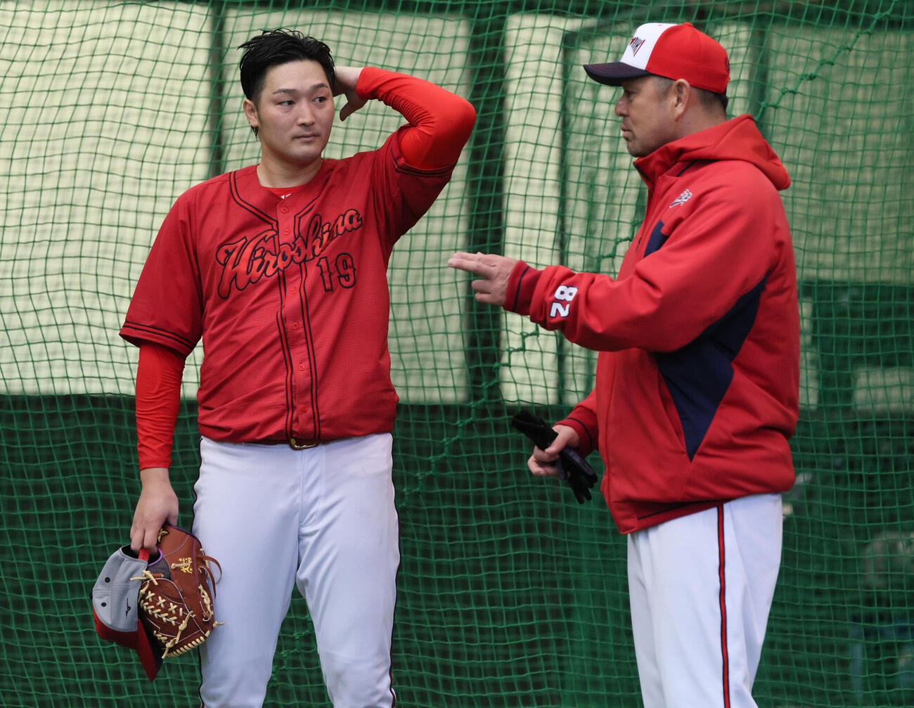 ブルペンで投球後、石井投手コーチ（右）と話し合う広島床田（撮影・加藤孝規）