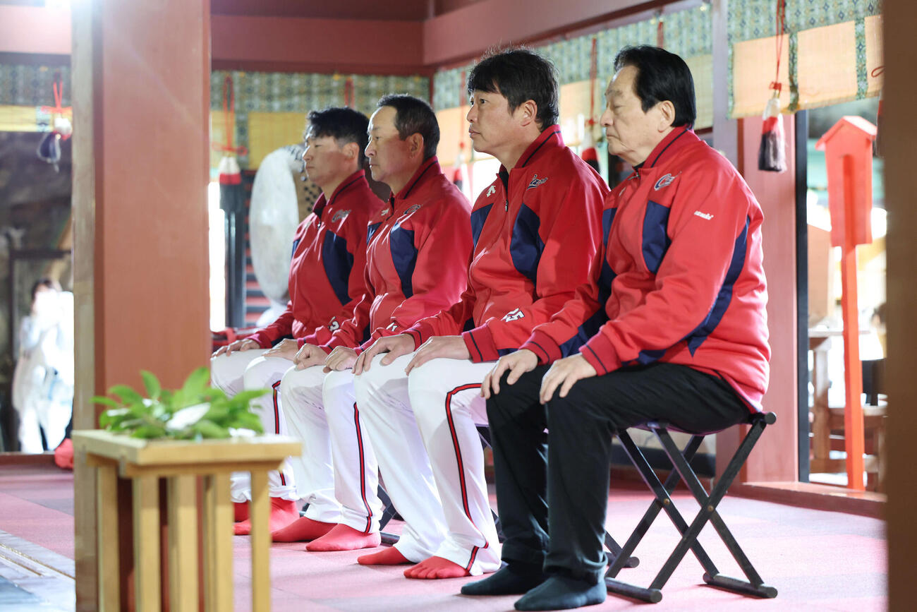 鵜戸神宮を参拝する右から広島鈴木球団本部長、新井監督、高2軍監督、島内選手会長（球団提供）