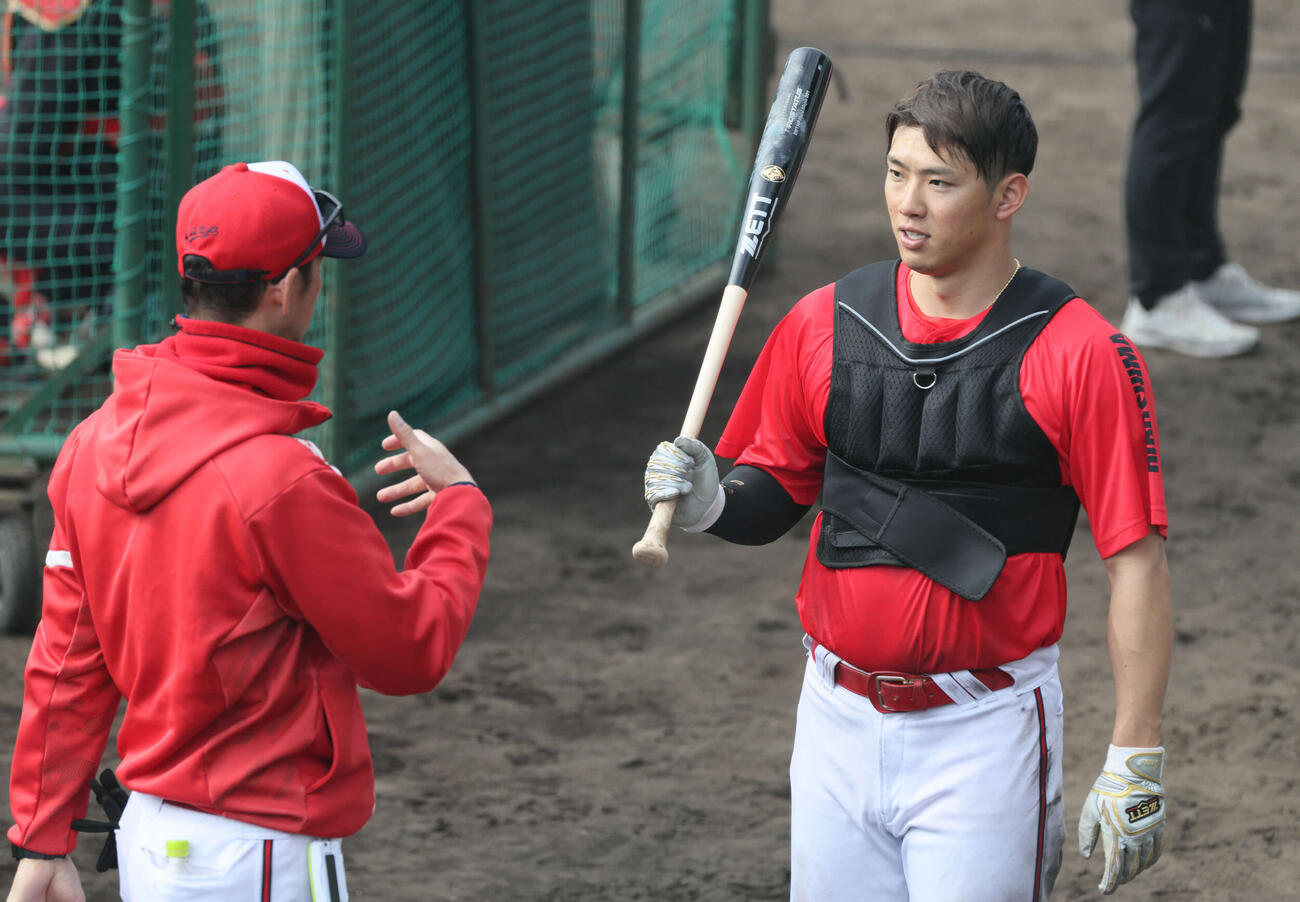 黒いベストを着用して打撃練習する広島中村奨（右）と福地打撃コーチ（撮影・加藤孝規）