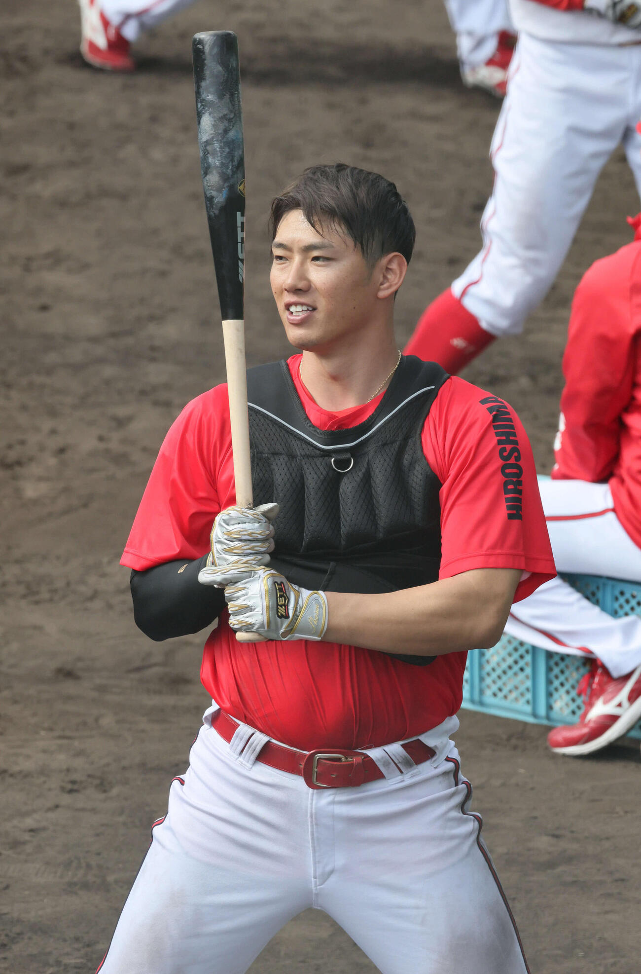 黒いベストを着用して打撃練習する広島中村奨（撮影・加藤孝規）