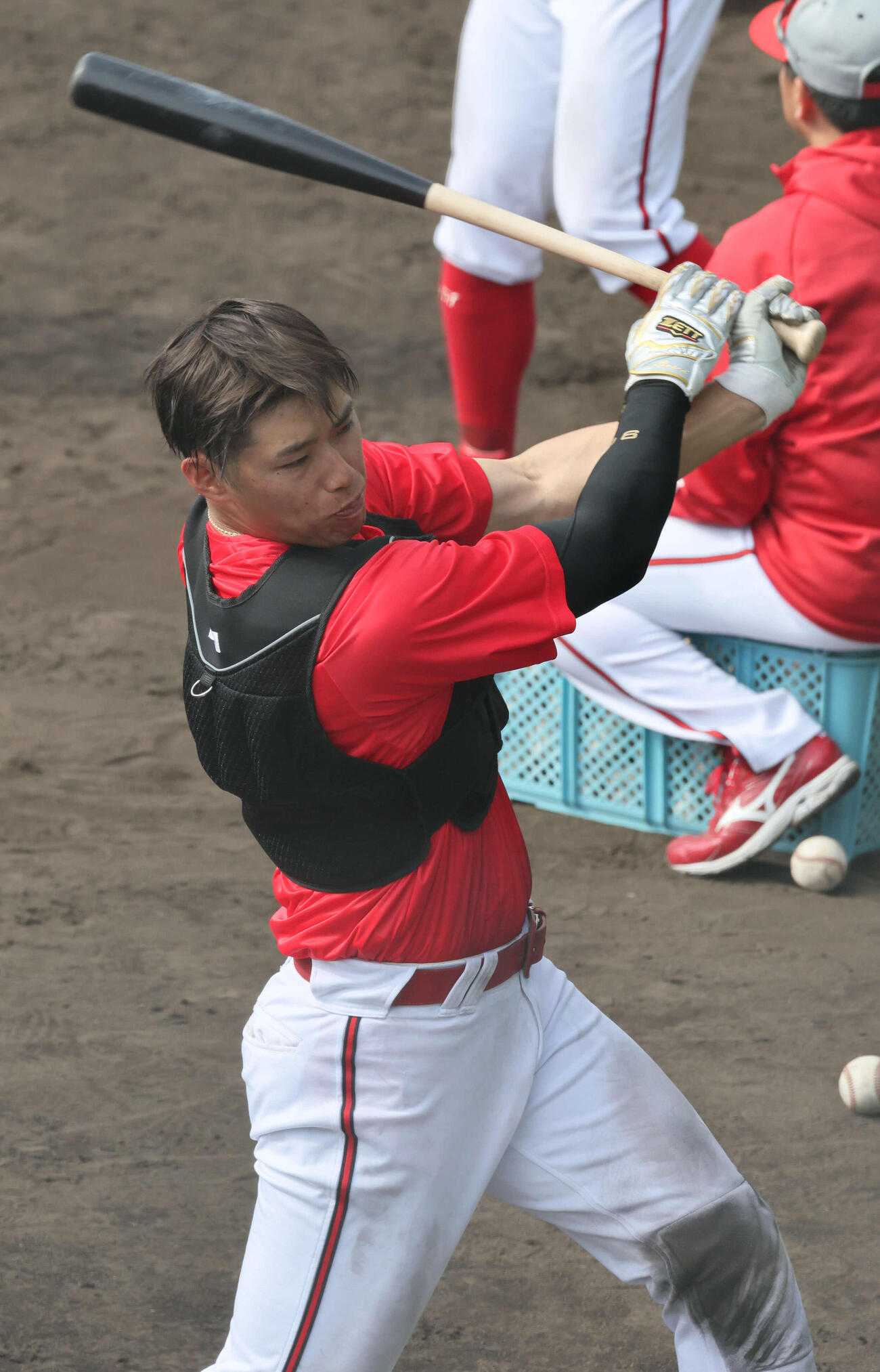 黒いベストを着用して打撃練習する広島中村奨（撮影・加藤孝規）