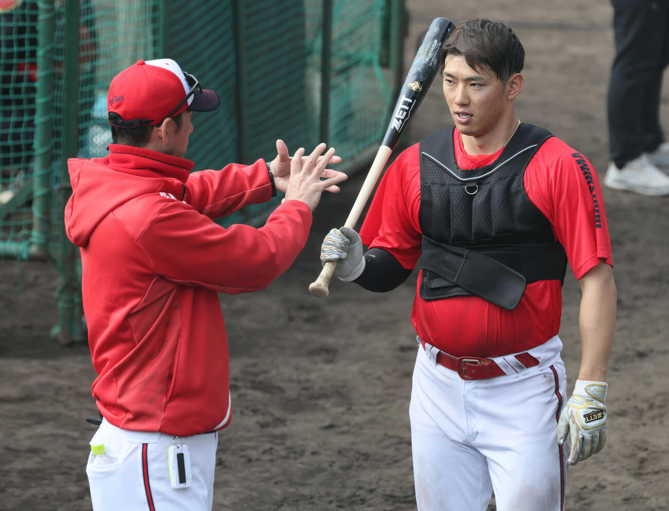 黒いベストを着用して打撃練習する広島中村奨（右）と福地打撃コーチ（撮影・加藤孝規）