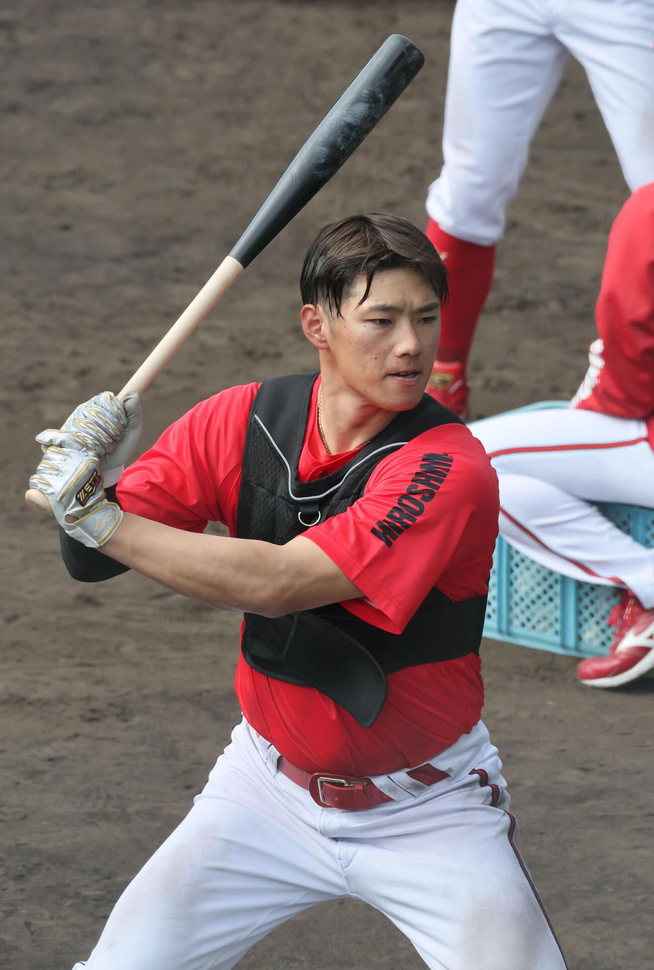 黒いベストを着用して打撃練習する広島中村奨（撮影・加藤孝規）