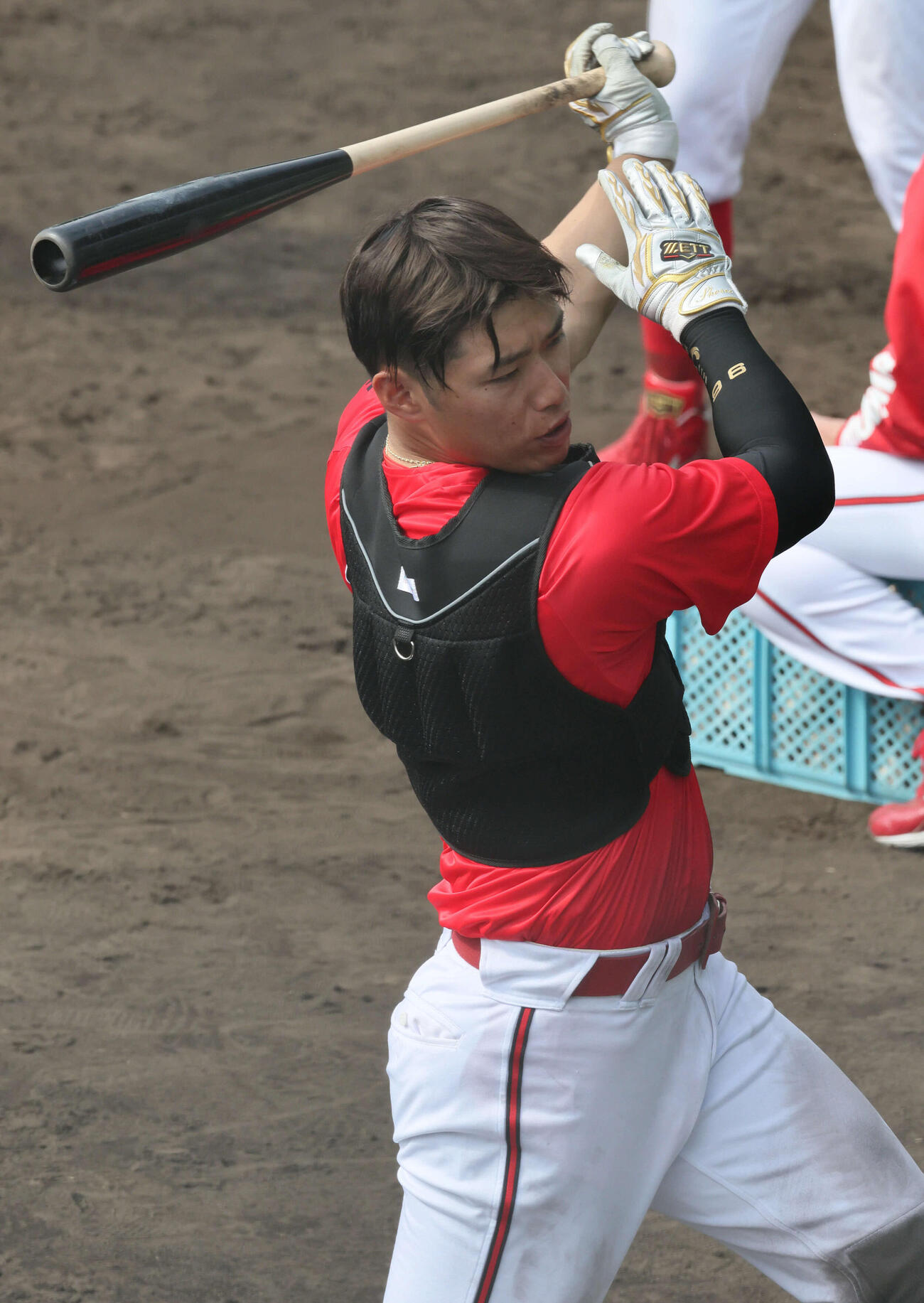 黒いベストを着用して打撃練習する広島中村奨（撮影・加藤孝規）