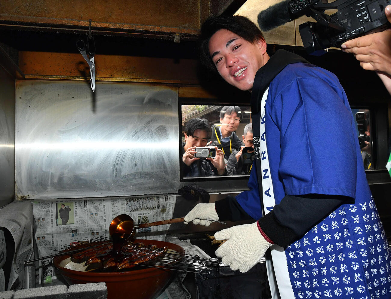 キャンプ休日、焼いたうなぎにタレをかけるソフトバンク高橋（撮影・岩下翔太）