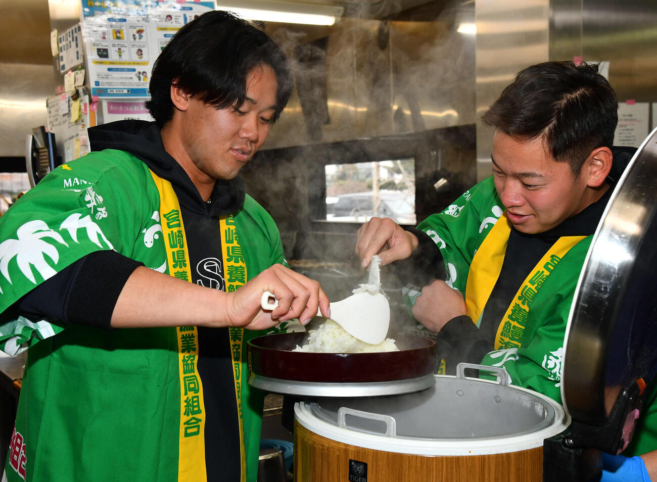 キャンプ休日、特大うな重のごはんを盛り付けるソフトバンク稲川（左）と鈴木豪（撮影・岩下翔太）