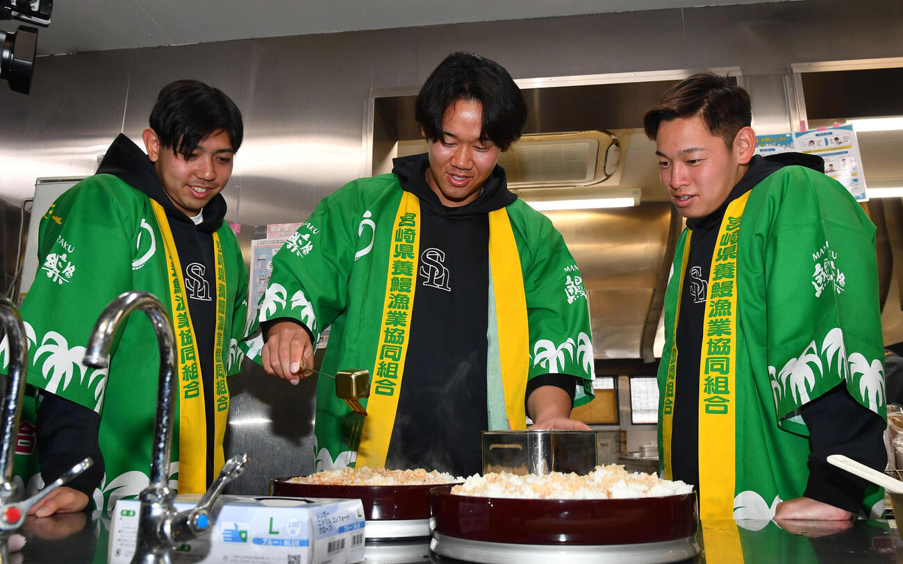 キャンプ休日、特大うな重のごはんにタレをかけるソフトバンク稲川（中央）。左は大矢、右は鈴木豪（撮影・岩下翔太）
