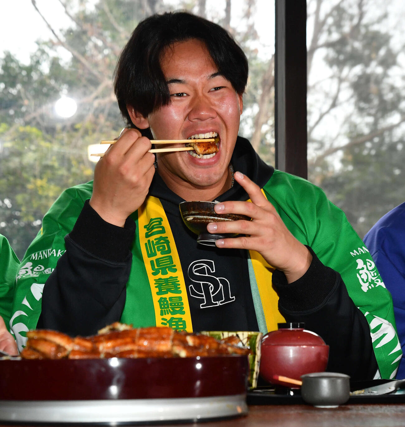 キャンプ休日、うな重を堪能するソフトバンク稲川（撮影・岩下翔太）