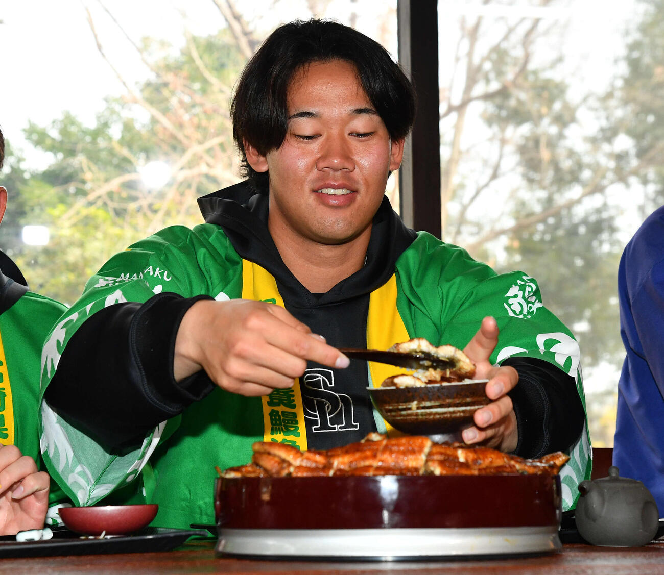 キャンプ休日、うな重をおかわりするソフトバンク稲川（撮影・岩下翔太）