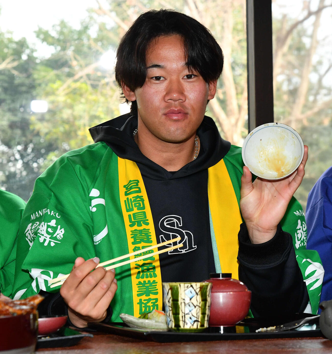 キャンプ休日、うな重を完食した茶わんを見せるソフトバンク稲川（撮影・岩下翔太）