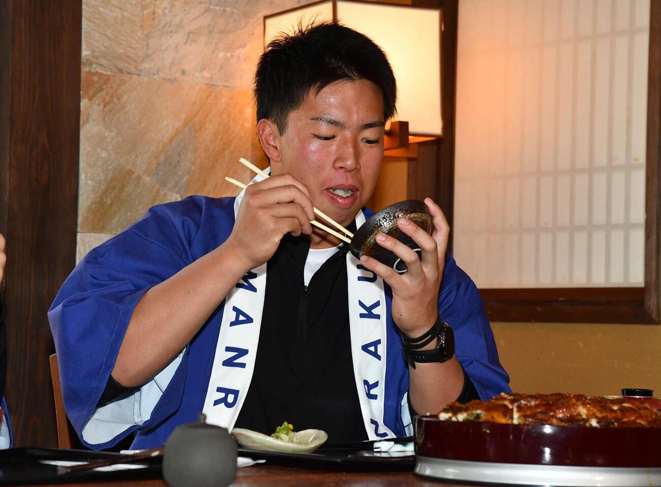 キャンプ休日、うな重を堪能するソフトバンク鈴木貴（撮影・岩下翔太）
