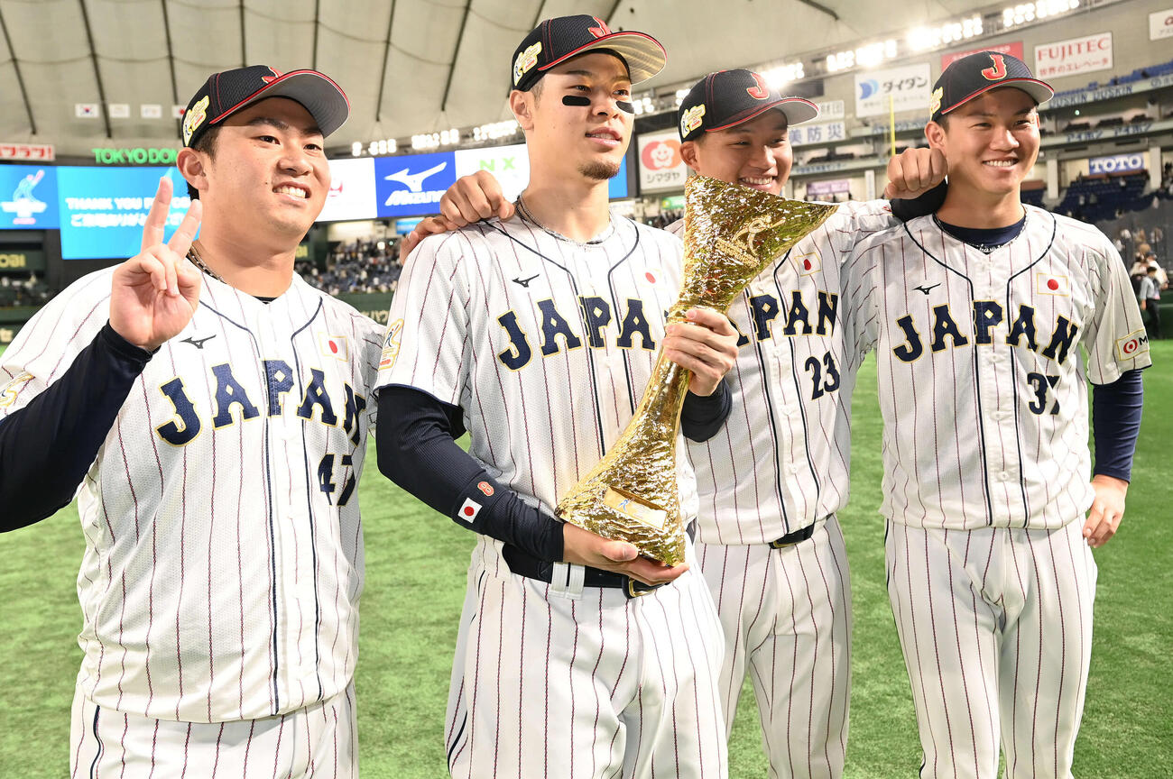 2023年11月、カーネクストアジアプロ野球チャンピオンシップ2023決勝、日本対韓国の試合後、笑顔で記念撮影に納まる阪神チーム。左から桐敷、佐藤輝、森下、及川