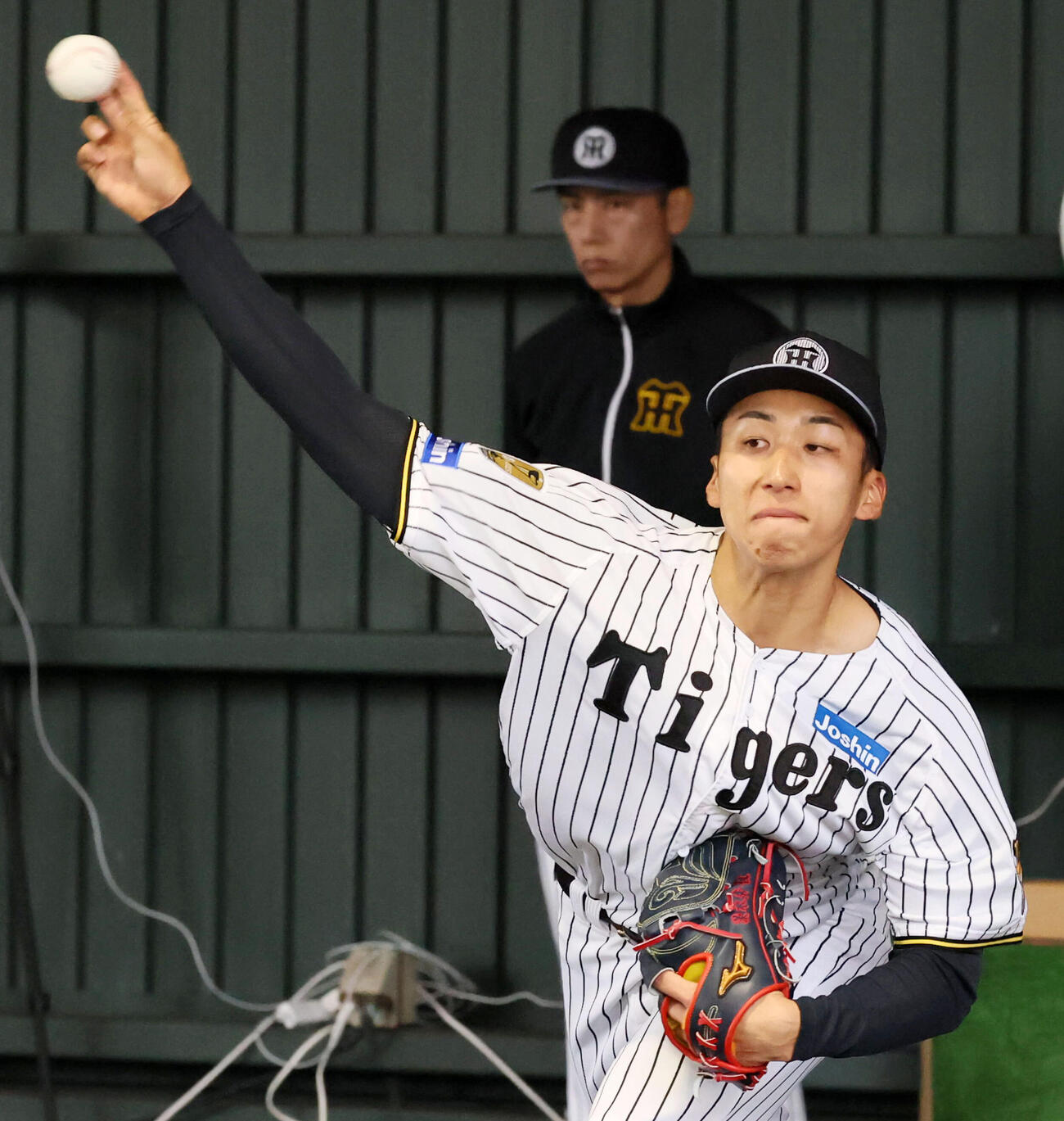 2日、ブルペンで投球練習する阪神茨木（撮影・加藤哉）