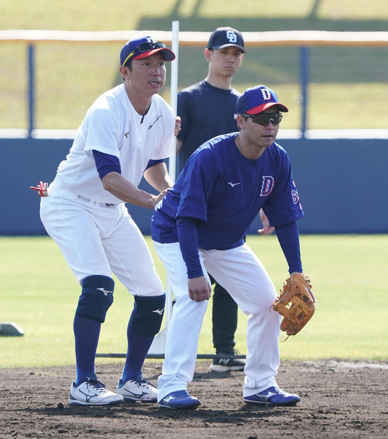 山本（右）にアドバイスをする川崎臨時コーチ兼選手（撮影・森本幸一）