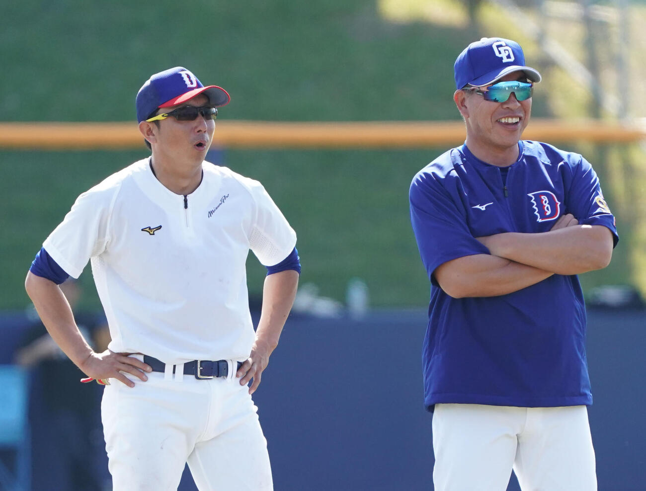 井上監督（右）と言葉を交わす川崎臨時コーチ兼選手（撮影・森本幸一）