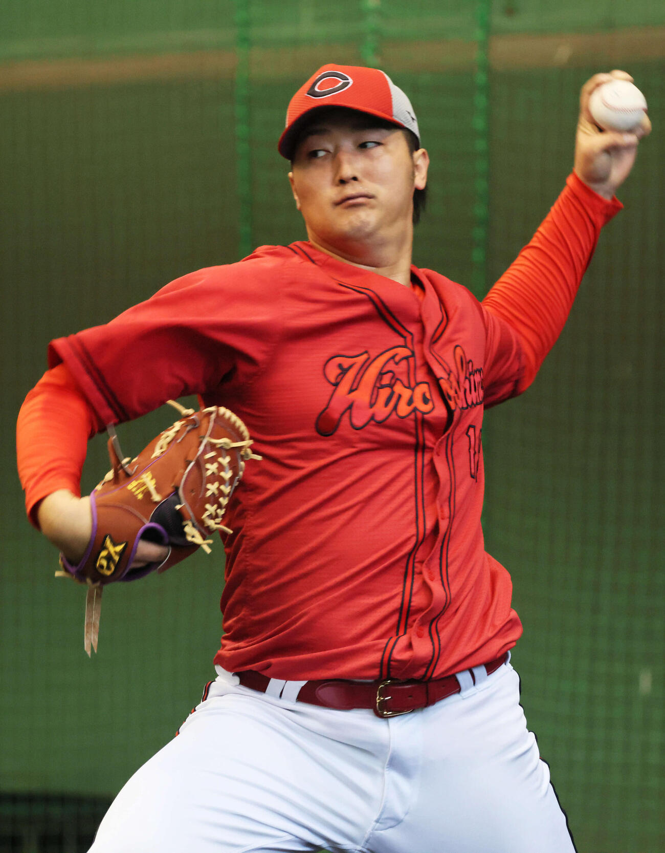 ブルペンで投げる広島床田（撮影・加藤孝規）