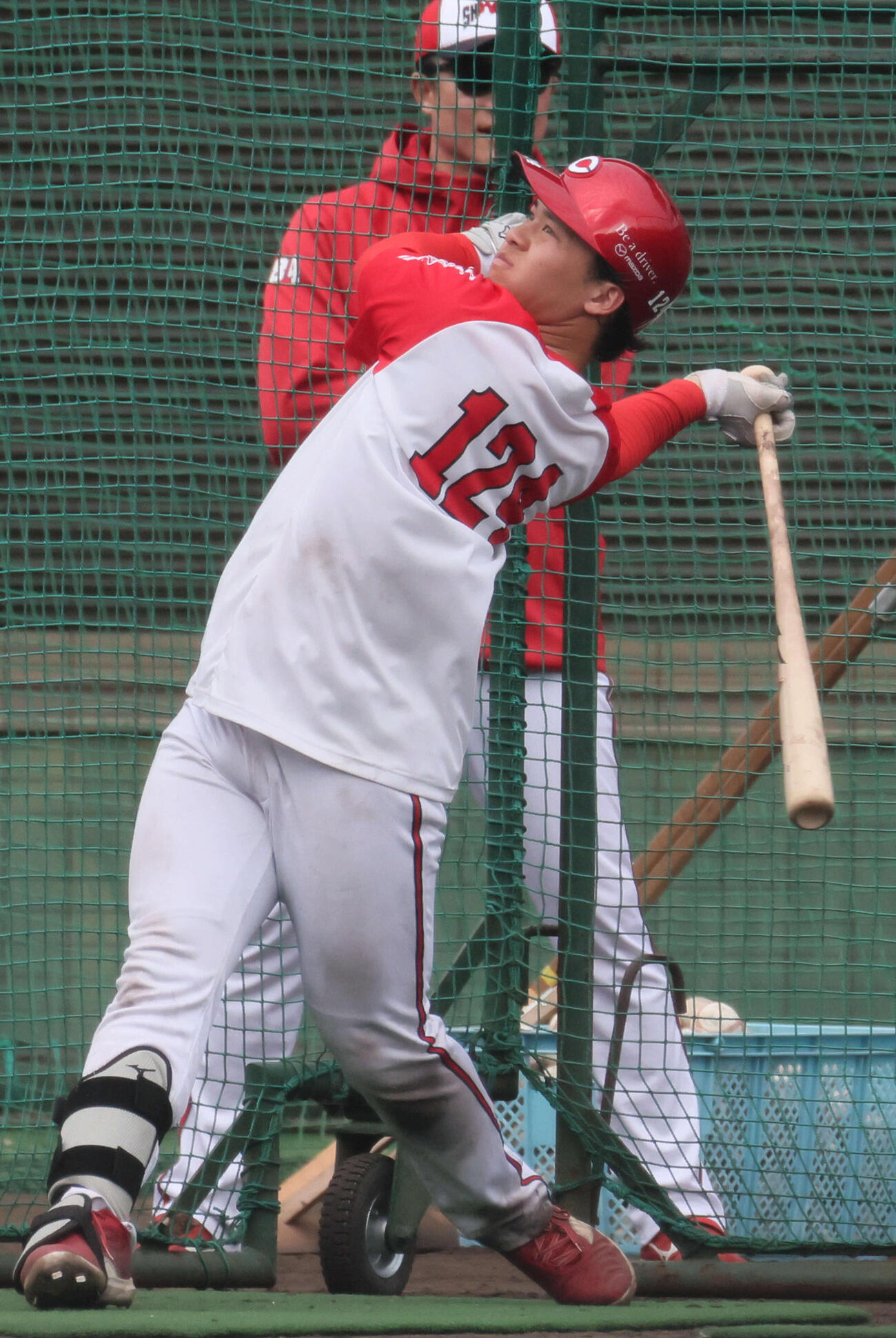 打撃練習でパワーを見せる広島育成1位の小林（撮影・加藤孝規）