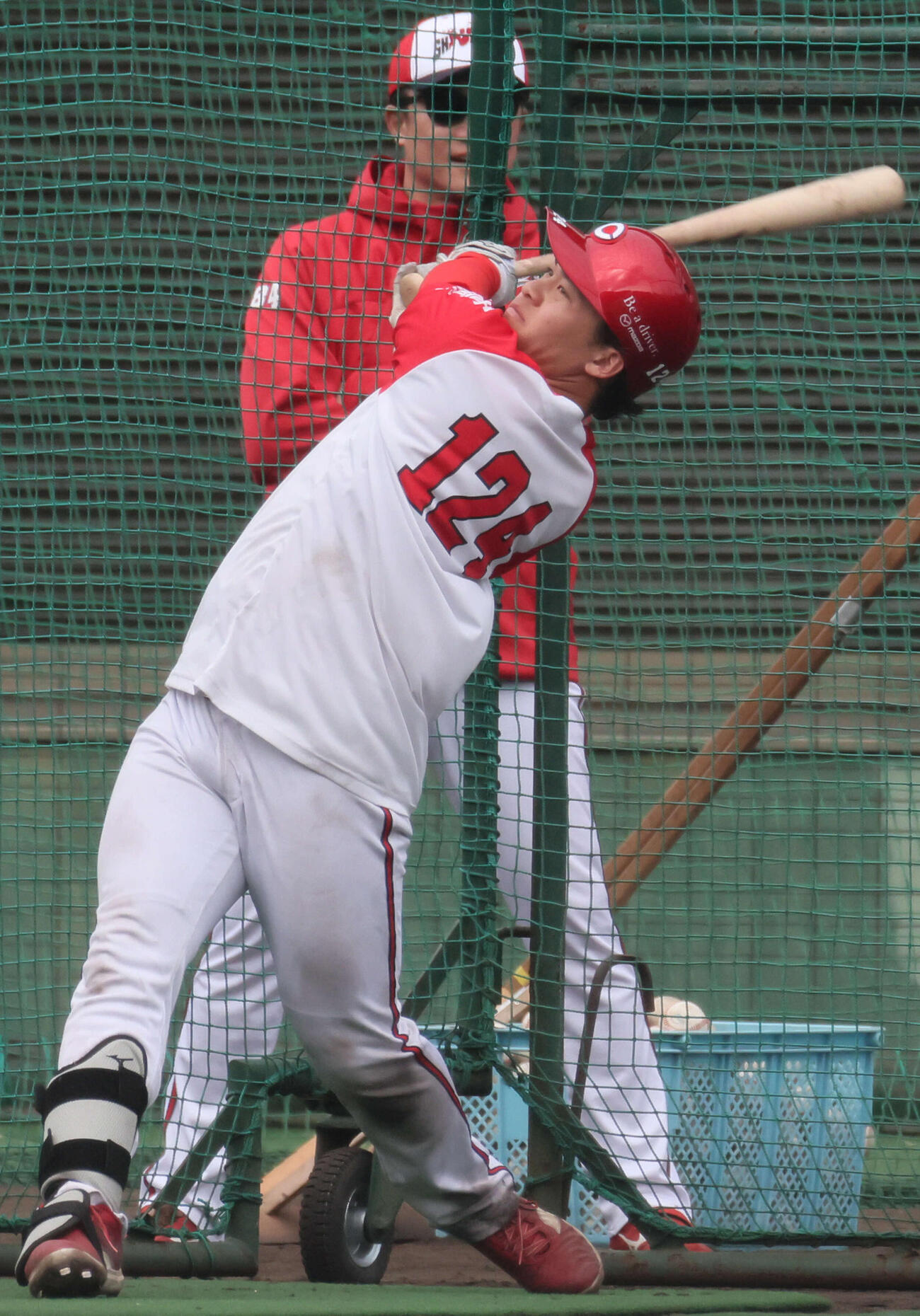 打撃練習でパワーを見せる広島育成1位の小林（撮影・加藤孝規）
