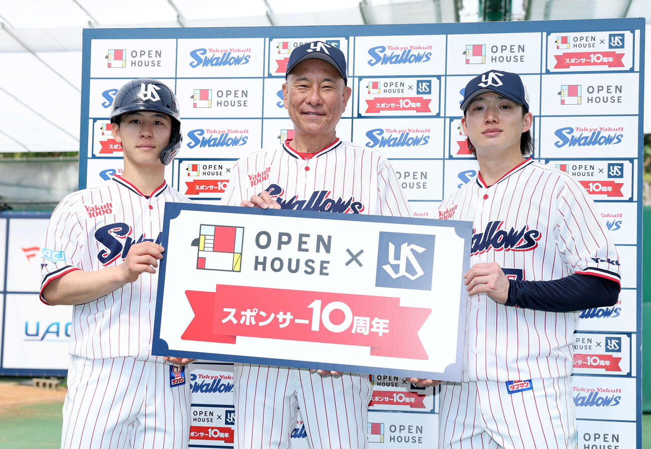 「OPEN HOUSEスポンサー10周年」で写真に納まる、左からヤクルト内山、池山監督、長岡（撮影・鈴木正人）　