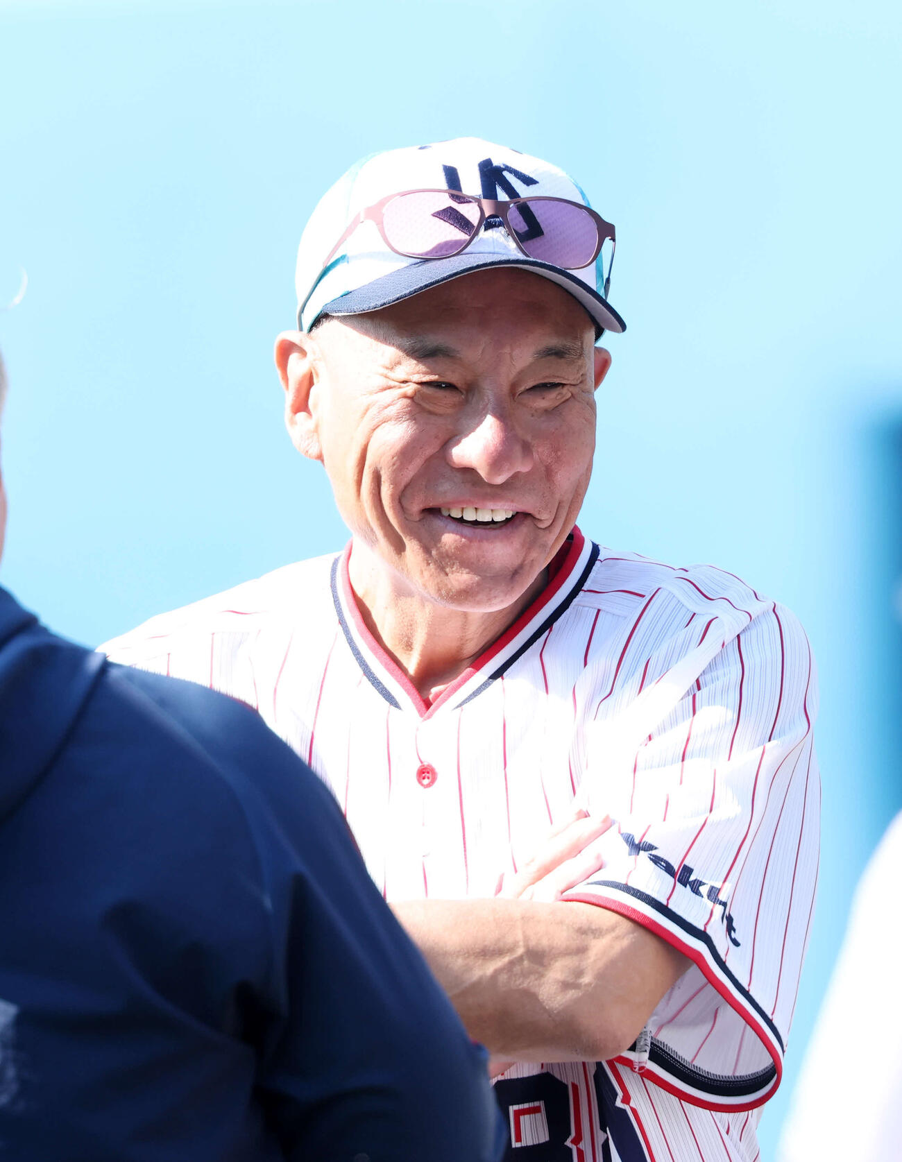 練習中、笑顔を見せるヤクルト池山監督（撮影・鈴木正人）　
