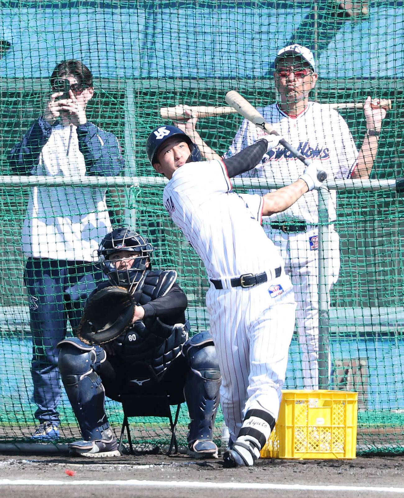 ヤクルト池山監督（右）の前でフリー打撃する松下（撮影・鈴木正人）　