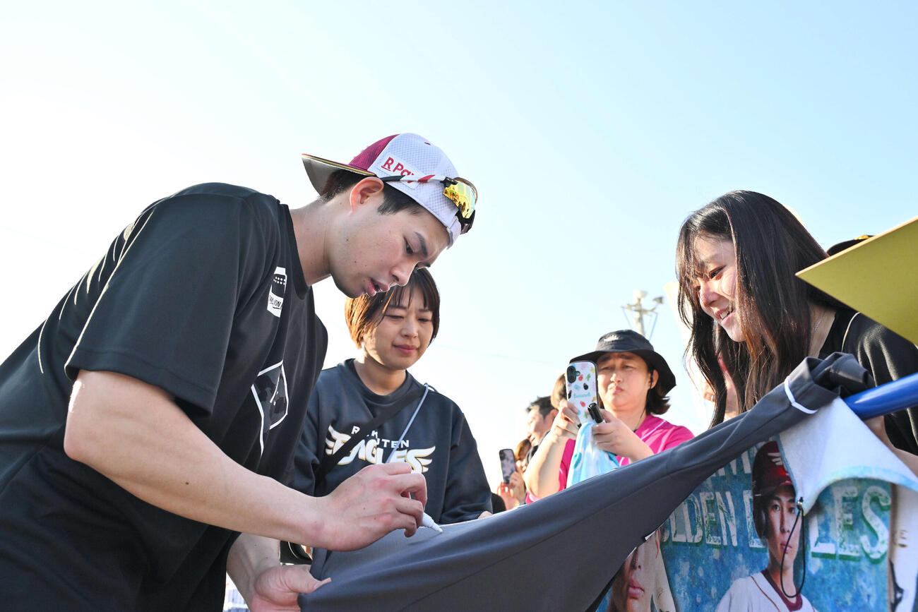 ファンのサインに応じる楽天中島（撮影・滝沢徹郎）