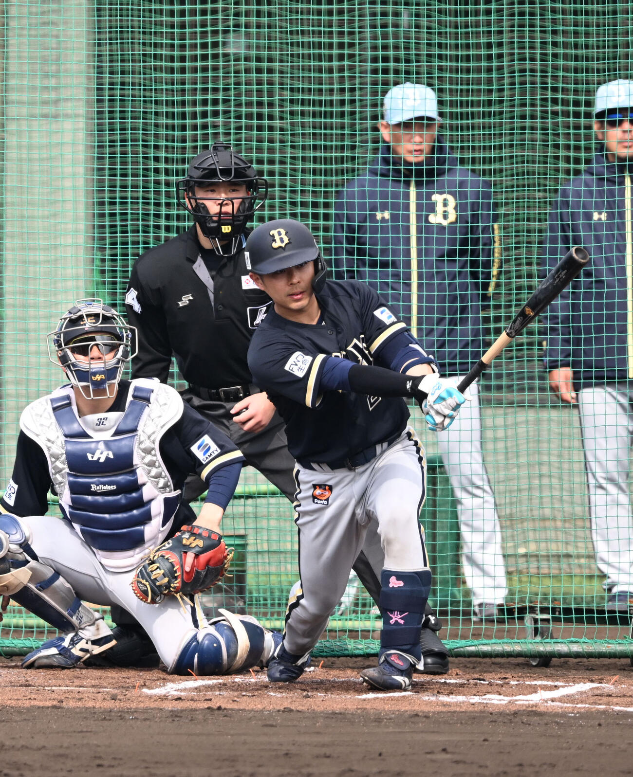 ライブBPで打席に立ち安打性の打球を放つオリックス若月（撮影・和賀正仁）