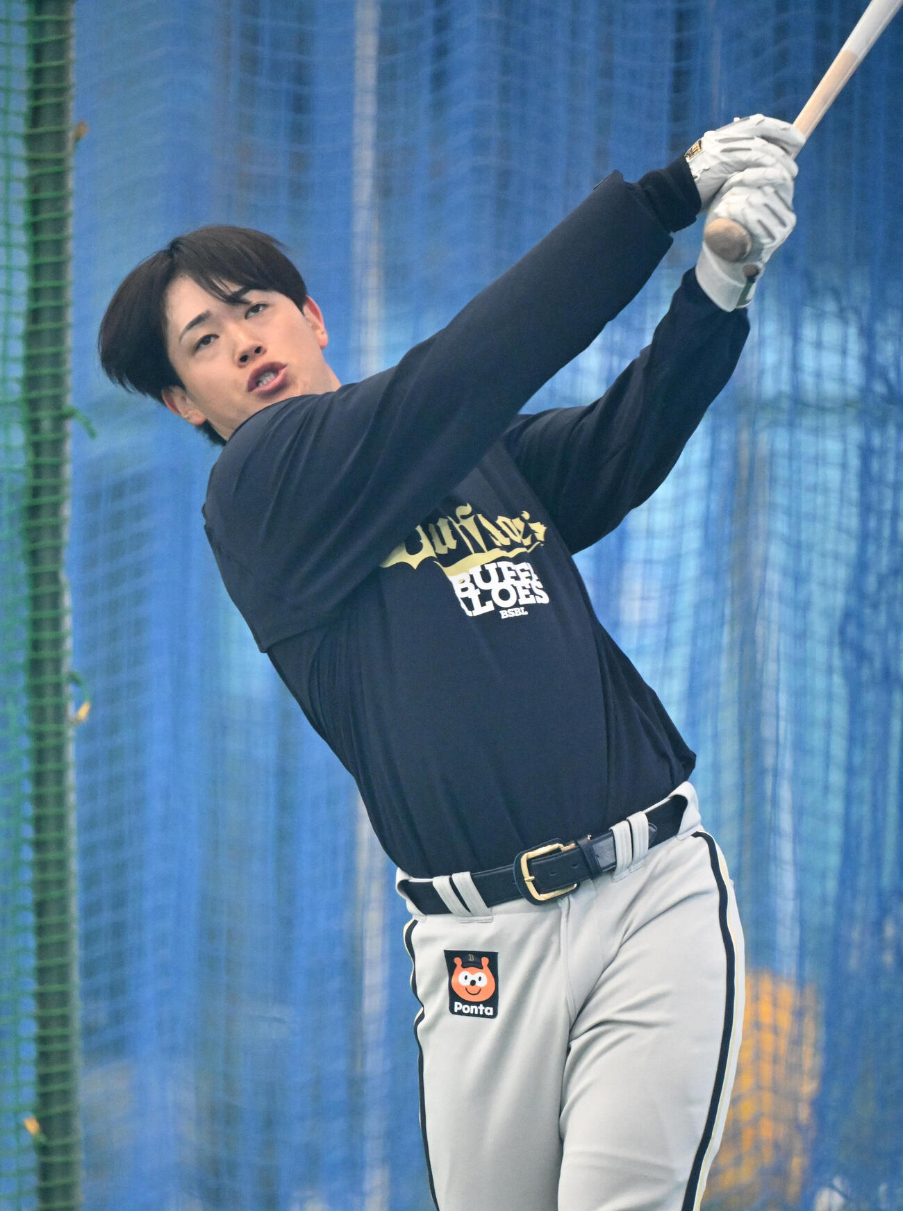 別メニューのオリックス太田椋は室内でマシン相手に打ち込む（撮影・和賀正仁）