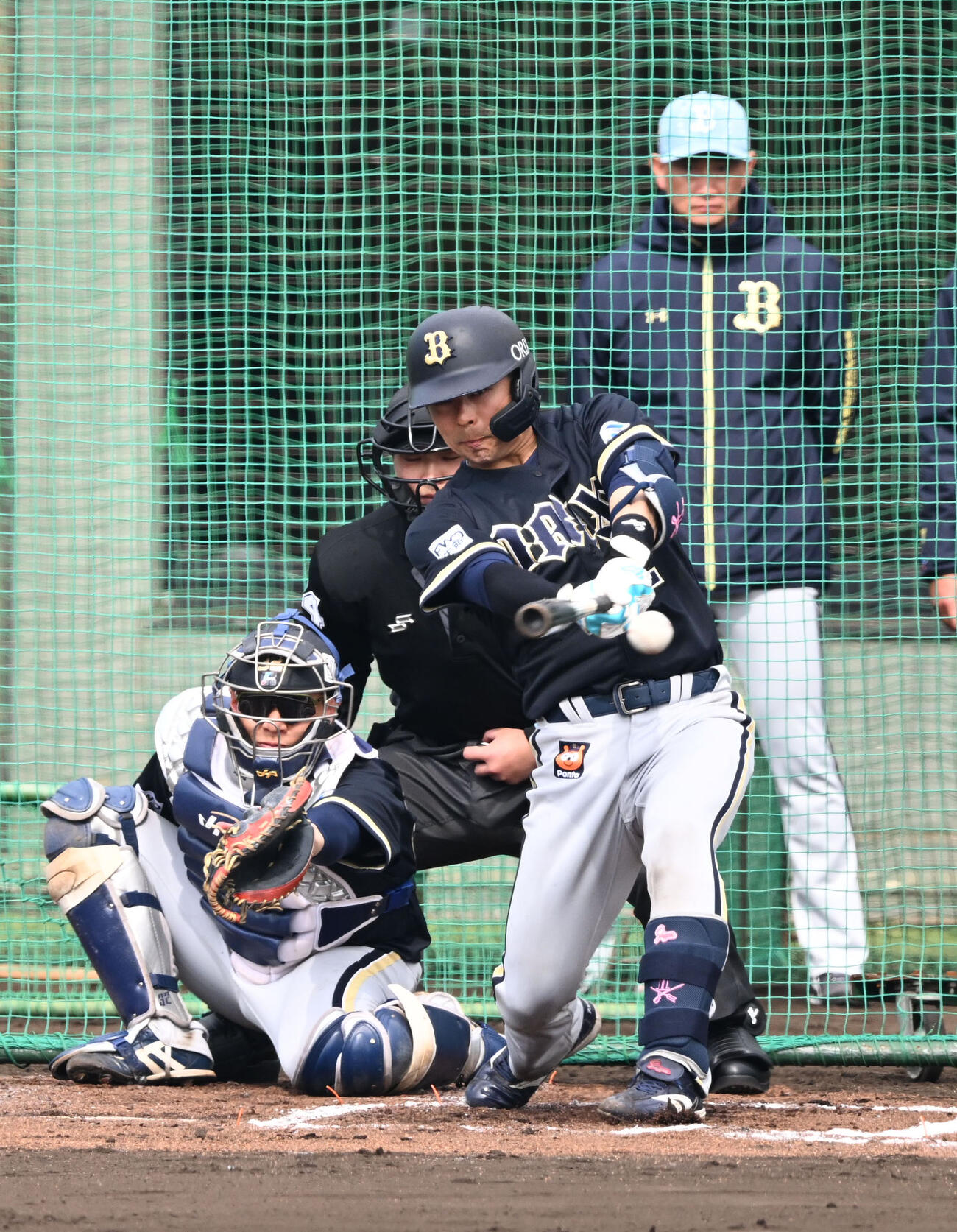 ライブBPで打席に立ち安打性の打球を放つオリックス若月（撮影・和賀正仁）