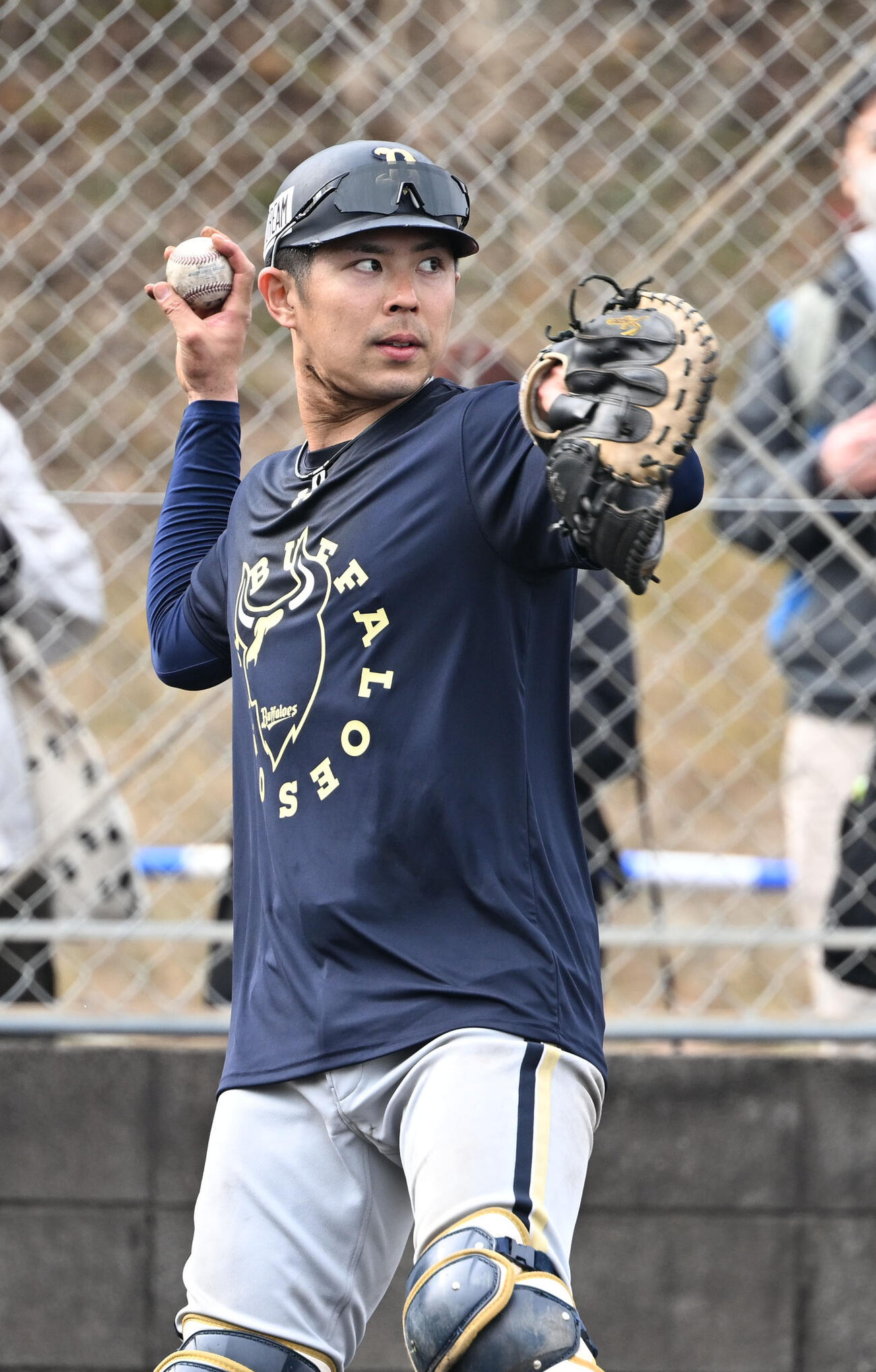 送球練習をするオリックス若月（撮影・和賀正仁）