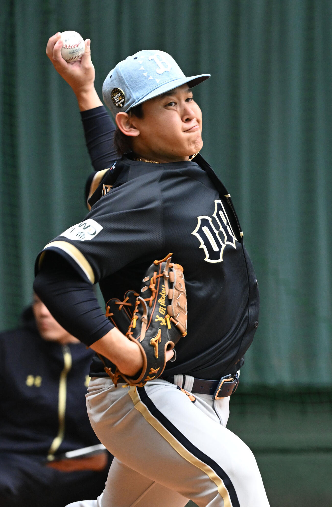 キャンプ2度目のブルペンに入るオリックス宮城（撮影・和賀正仁）