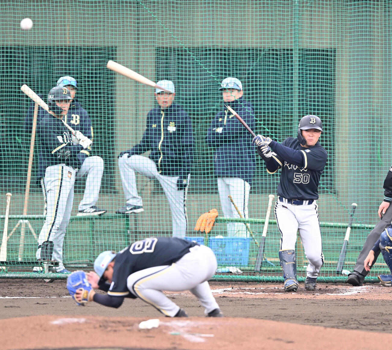ライブBPでオリックス山中のバットが折れかがんで避ける川瀬（撮影・和賀正仁）
