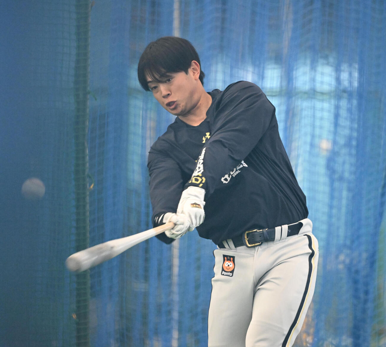 別メニューのオリックス太田椋は室内でマシン相手に打ち込む（撮影・和賀正仁）